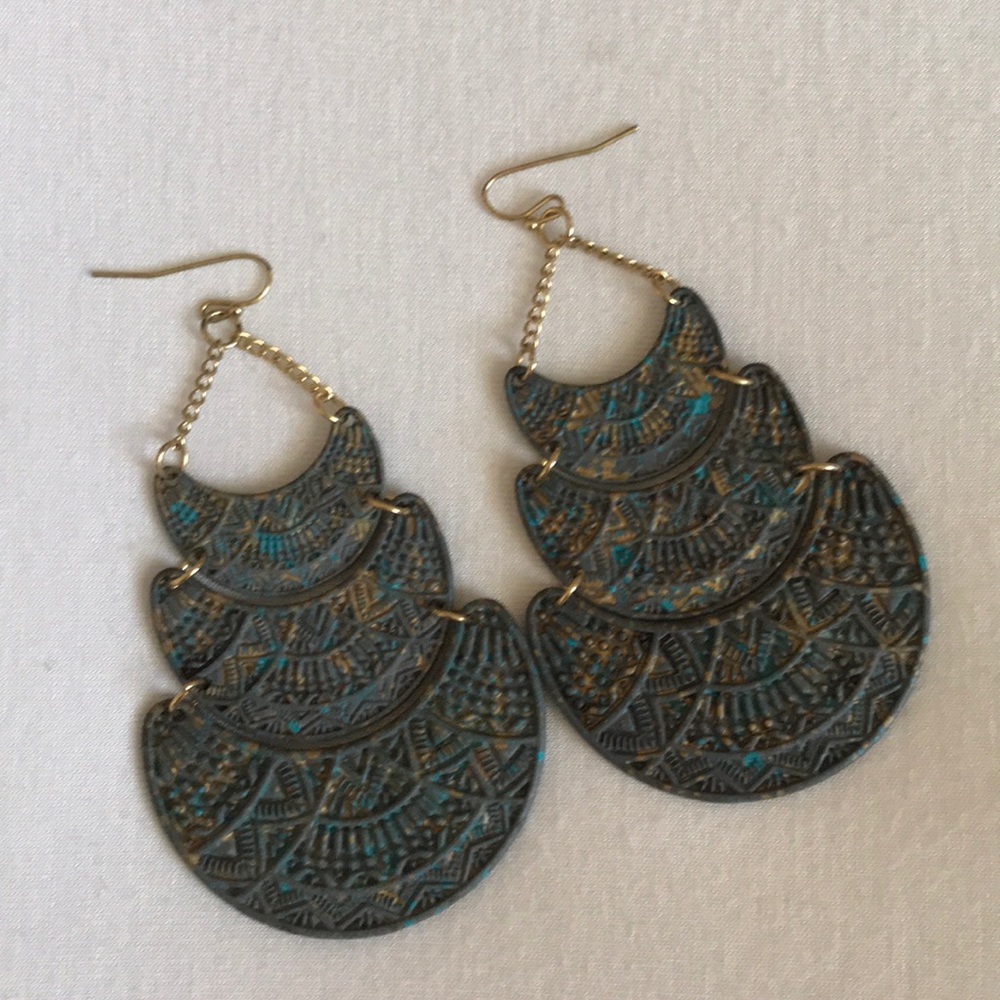Gorgeous 3 tiered earrings. Worn maybe twice.
